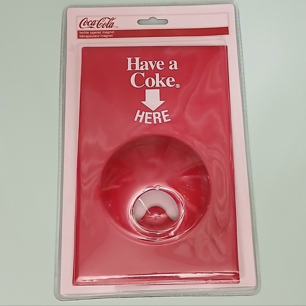 Coca-Cola Retro Nostalgic Vinyage Style Bottle Opener Magnet Wall Mount Red NWT